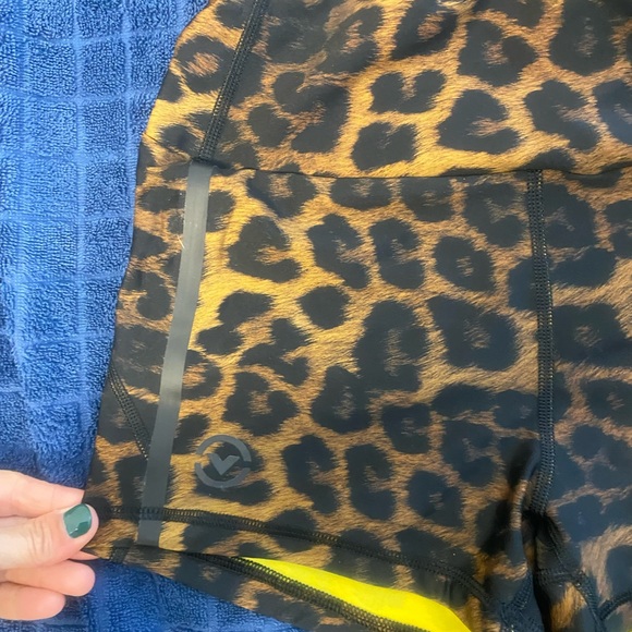 Virus multiverse leopard print shorts - Picture 4 of 5